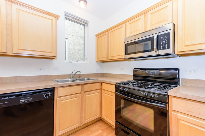 Kitchen - Condo near medical district and Western Blue Line station