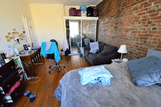 . - 3 Split Layout (4 BED 1 BA) ON Hemenway St Avail 9/1