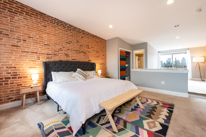 3rd Floor bedroom with on suite bathroom - Roommate Wanted! Fully Furnished Top Floor of Shared 3bd 10 minute walk to JH $1000