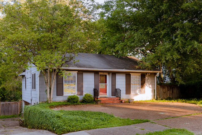 Front parking - Great 2/2 in Belhaven with off street parking and close to hospitals Duplex