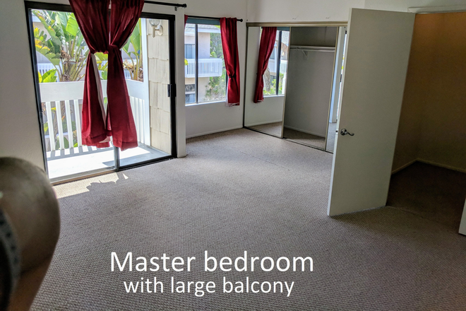 Master bedroom with large balcony - Master bedroom for rent in a 4 bedroom UTC townhome