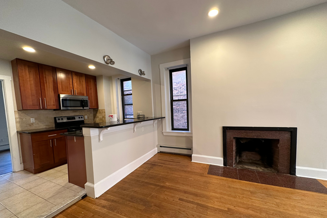 1 - HUGE 4  bedroom with two floors and 2 bathrooms AMAZING location Apartments