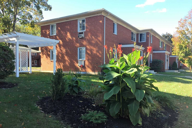 well maintained grounds - Brook Haven Condominiums - Manchester, CT