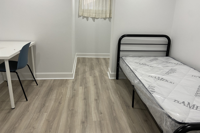 Bedroom 2 - Private room in Dundee Dr, North York! Furnished+UtilitiesFemale only! Townhome