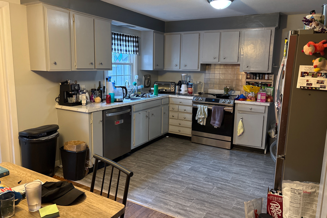 Kitchen (it’s kinda messy cause we’re all so busy with finals) - House on bus line (15 min to campus)