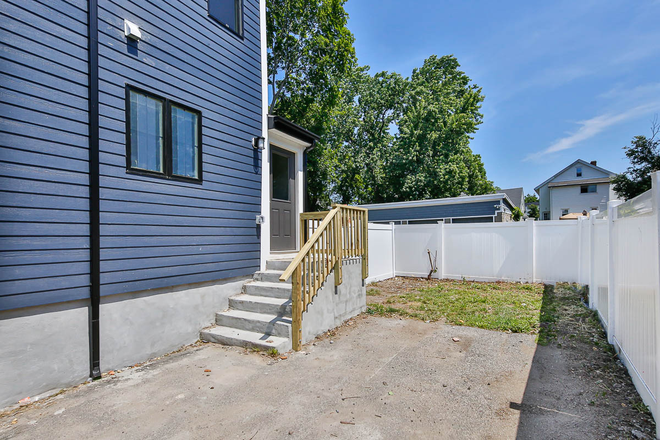 X - LARGE RENOVATED SINGLE FAMILY HOUSE - 6 BEDS 5 BATHS - PET FRIENDLY - LAUNDRY - PARKING