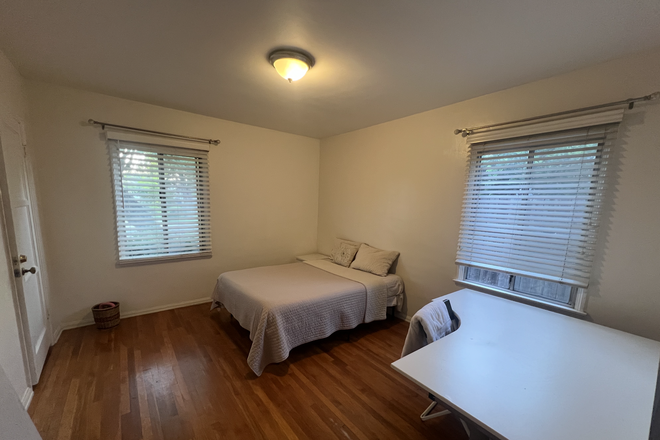 Furnished Corner Bedroom - Bedroom Available for Rent in Shared House
