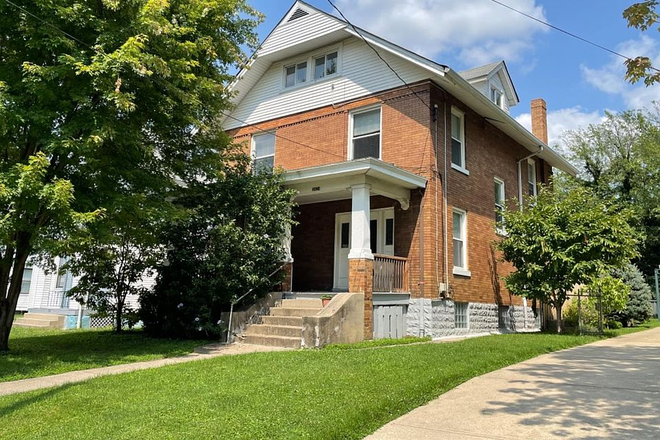 Front of house - Renovated single-family house with spacious bedrooms, close to campus