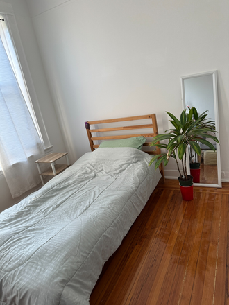 Large Bed Room with furniture - Bright and quiet large rooms, 2 min to the Bay Ridge Av Station, R line