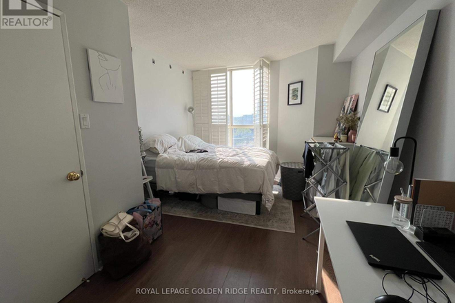 Master bedroom - Looking for a Female Roommate (Master Bedroom Available in Downtown Toronto Condo)