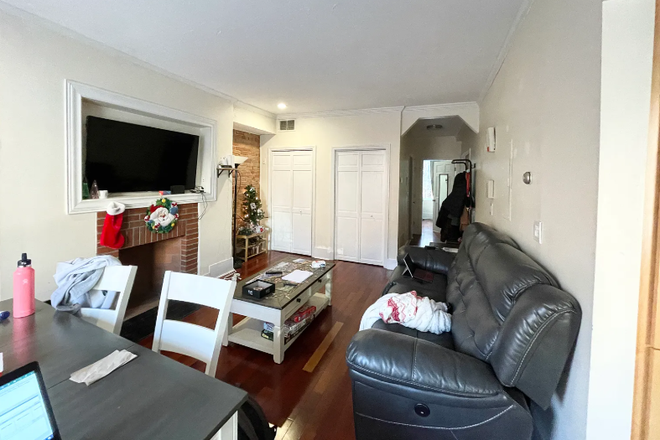 living room - **NO BROKERS FEE!!** Stunning 2 Bed / 1 Bath w/ LAUNDRY IN UNIT!! Avail 9/1/26!! Apartments