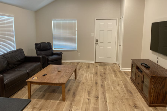 Living Room - 1 Room Close to Campus House