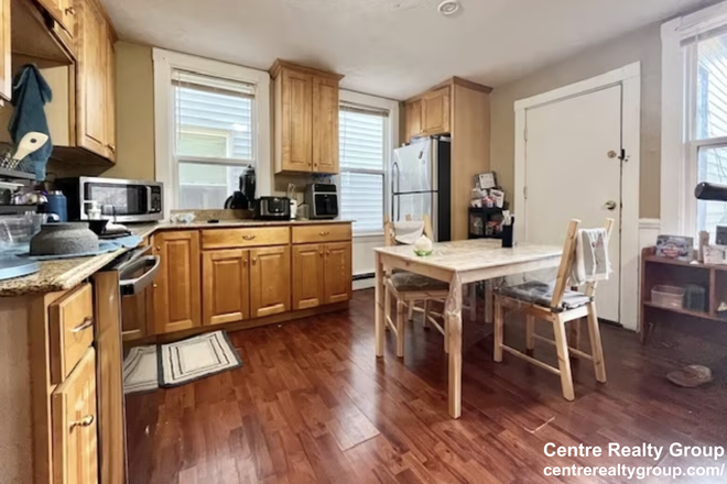 Kitchen - Large 3 Bed / 2 Bath on Mission Hill with deck & more Apartments