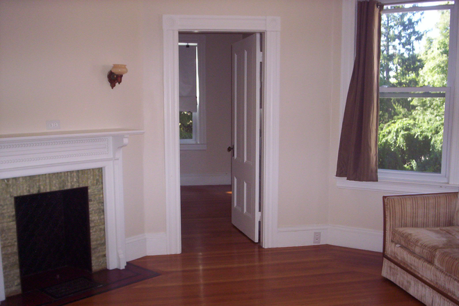 Den  no  couch - 2 Bedroom Apartment - 1 Mile from Brown - Garage Parking On Site