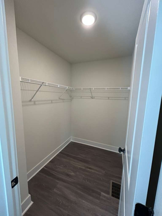 Walk-in Closet - 1 bed 1 bath student apartment in The Retreat East