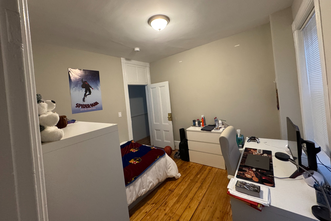 Bedroom - Summer (May - August) Sublet -- 1 Bedroom in a 4-Bedroom Apartment