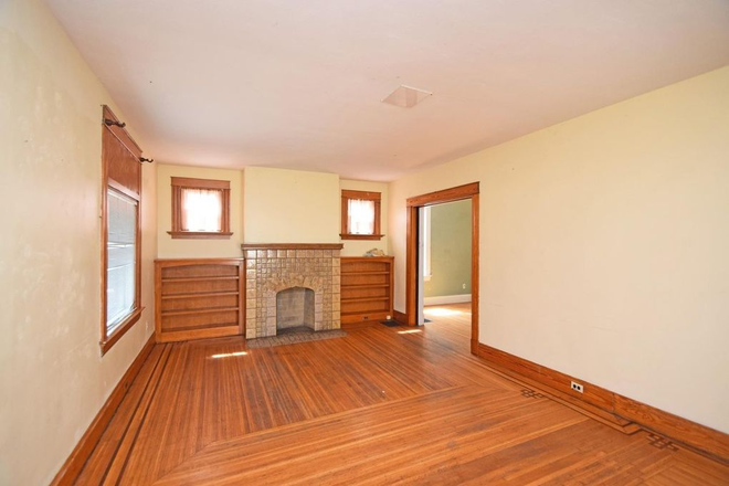 Living room - 4 Bedroom House Walking Distance to Campus!