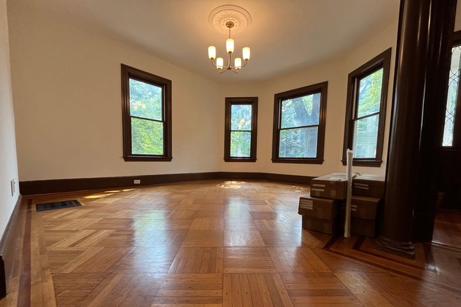 LIving room - Spacious 2-bed, 2-bath apartment in Victorian 2-family house between Harvard and Central Square