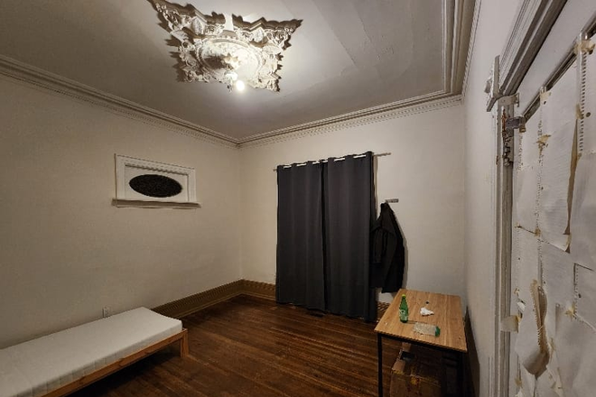 Bedroom - Huron & College ( M5T 2B6 )