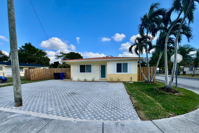 Front - Fully renovated 4 bed/4 bath 1/2 a mile to campus!