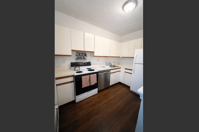 Spacious kitchen with great counter space - Great 2 bed/ 1 bath on South Street available NOW- Reach out to Dan Rosenthal Condo