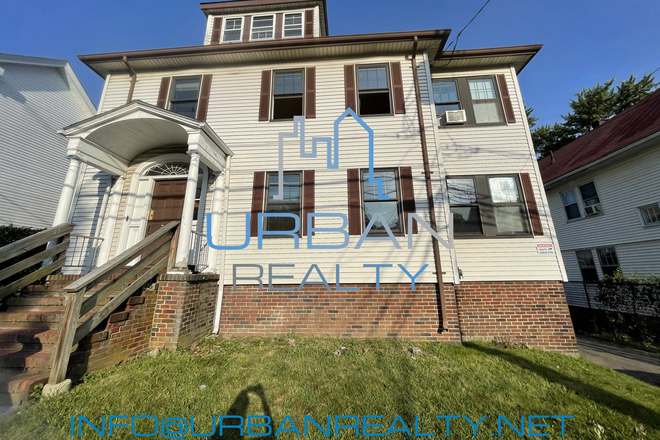 EXTERIOR - ***NOW LEASING 2026-2027**LARGE 7 BED DUPLEX ON GERALD RD, BACKYARD,DECK,BASEMENT**