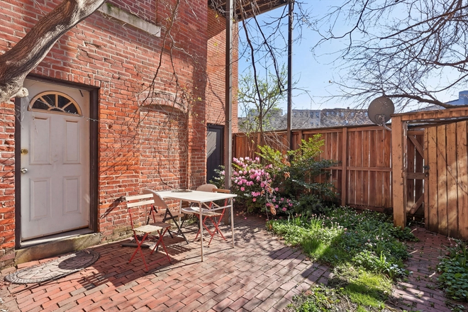. - STUNNING 2 BED / HEATING INCLUDED, WATER + SNOW REMOVAL INCLUDED, NO BROKER FEE!! Apartments