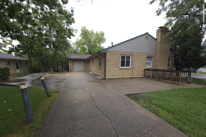 Outside street view - 4 bedrooms available (Spring 2025).  Hill + 10 minute walk to campus Rental