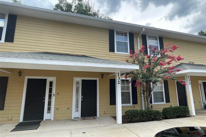 Front Porch - Newly Renovated 2B 2.5B Townhome in Woods Edge South