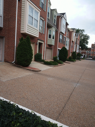 stable townhouse community - Gated 1 br a block from Braddock Metro