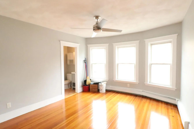 Living room - Beautiful 4B2B Apartment | 1 Room Available | 10-Min Walk to Tufts | Female Roommate Wanted