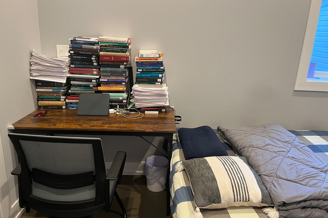 Bedroom - One room in an apartment for the summer, close to United Center and 3-min walk from bus stop