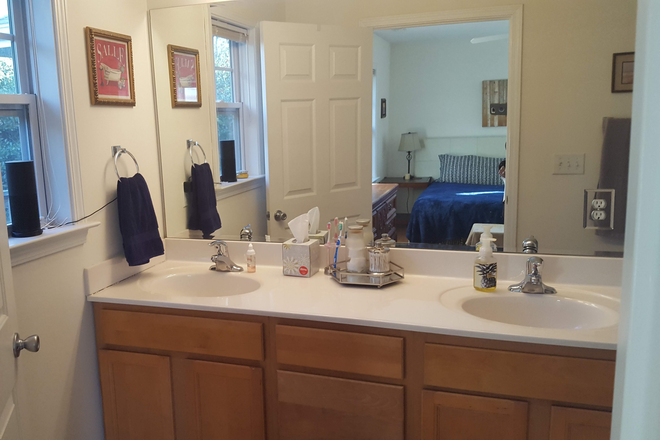 Master Bath - Tidal Oaks Condo/2.4 miles to UNCW