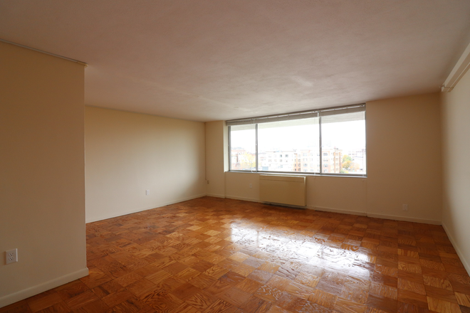 living area - Oversized studio in elevator building with concierge and pool