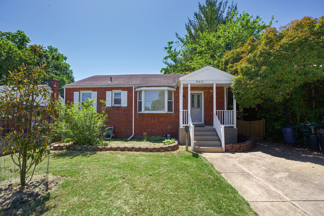 5031 Laguna Road College Park - Newly Renovated 5 BR House with Space to Relax, Screened Porch and Deck