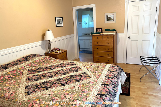 Main bedroom - Quiet 2BR Cottage 1.3 KM from UC Berkeley in Walker's Paradise