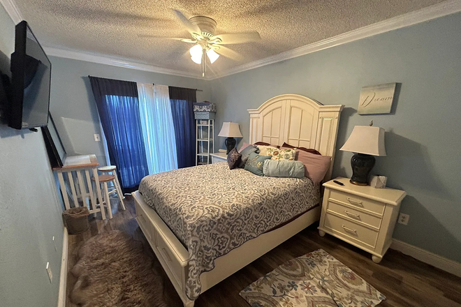 Bedroom 1 - Comfy townhouse close to NSU campus