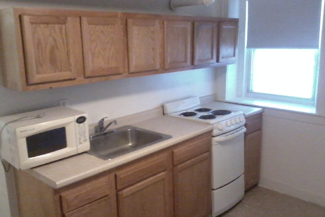 hubrealtyproperties.com - Brookline, spacious one bedroom with large kitchen and deck