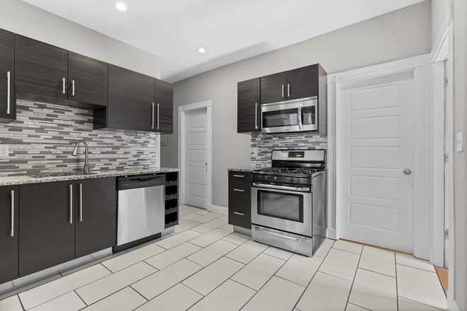 living - LOCATION!! SPACIOUS 4 BED WITH IN-UNIT LAUNDRY, AVAIL 9/1/26!! Apartments