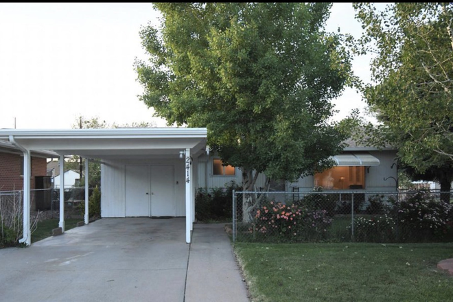 Front Yard/Driveway - 1 Room Available Now, Furnished 5 Bedroom 2 Bathroom House not far from campus