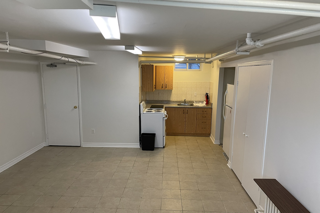 Studio and kitchen - Bachelor  basement apt. All utilities included + Landry  kitch Bath Sep.entrance. 5 min.  DuPont TTC