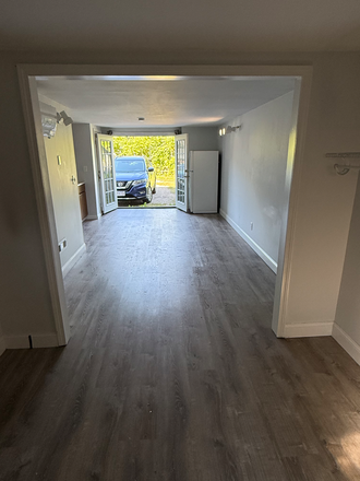  - STUDIO APARTMENT ON BUS ROUTE-HADLEY