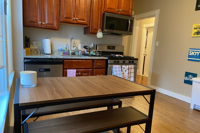 Kitchen - Spacious 4 Bedroom in the Hill!