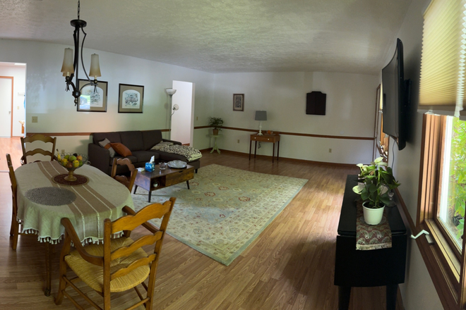 living - Fully furnished rooms in a townhouse close to campus and shoppings