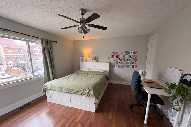 Bedroom - Furnished master bedroom with private bathroom (10 minute bus ride and 6 minute drive to UTM)