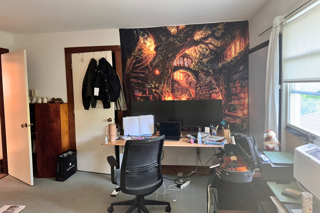 Bedroom - 1 BR in private home, close to campus