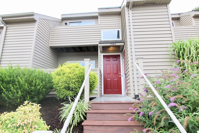 front of home - Walk to Campus from this 4 bed, 2 bath townhome- 1362 Bradley