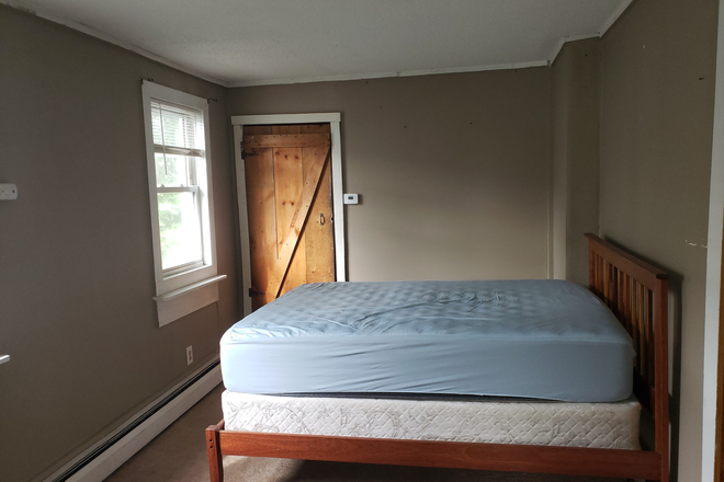 main bedroom has bed in it - 3 bedroom spacious apartment in historic district