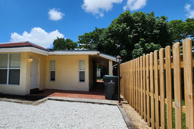 Front View - Furnished Rooms, Private Bathrooms, 100 yards from UM *Call 305-815-2356 or 786-626-0798 House