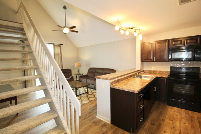 Kitchen - Hunters Ridge - 3 bedroom - 3 bathroom loft apartment for rent!